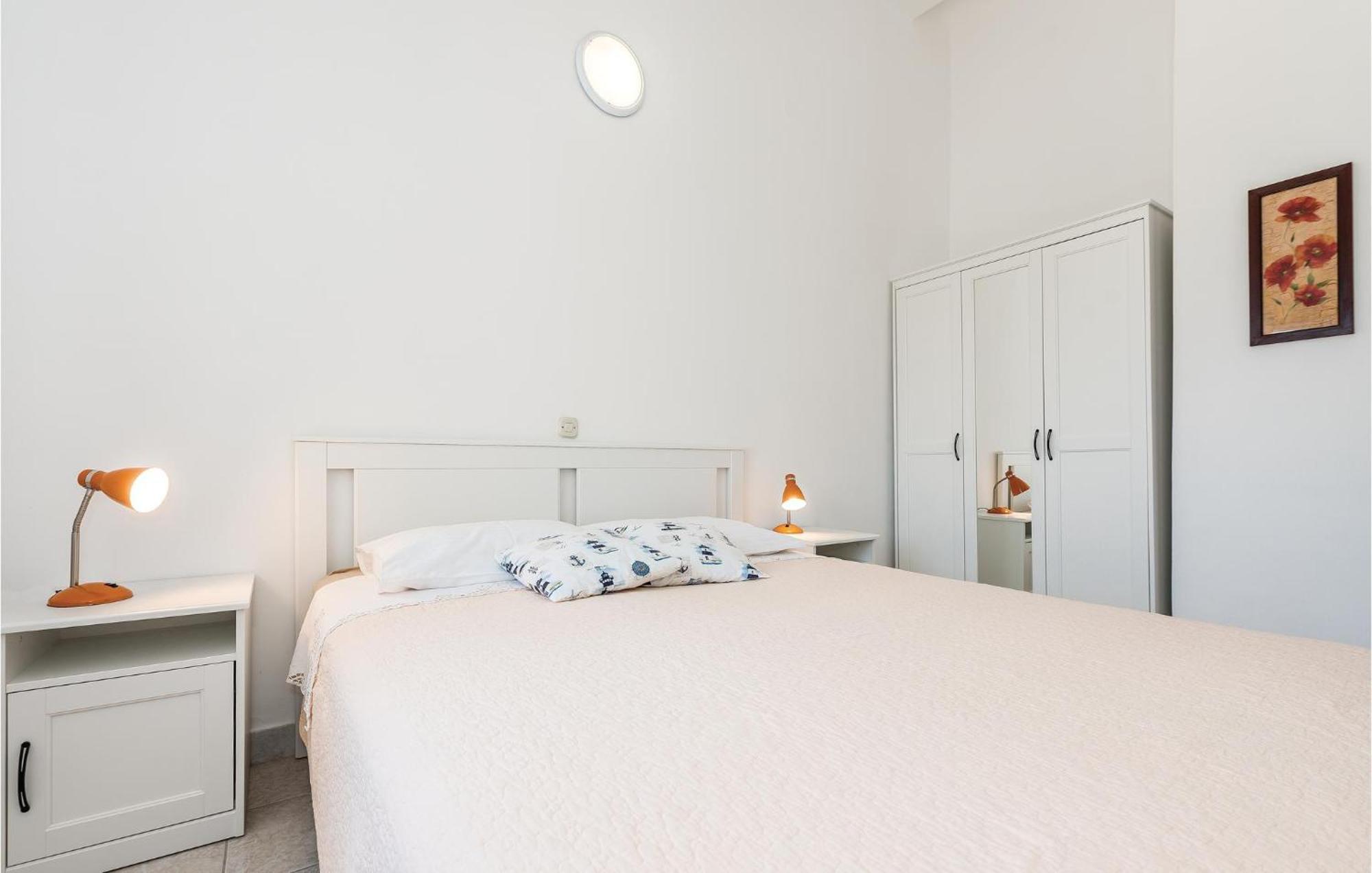 Awesome Apartment In Jezera With Kitchen 외부 사진